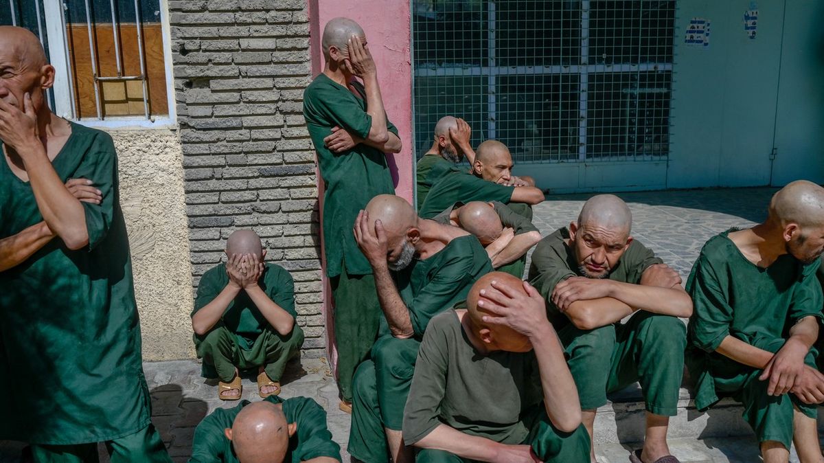 Foto: Oholené hlavy a bití. Léčba drogově závislých podle Tálibánu